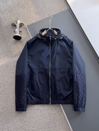 Hoodies & Sweatshirts