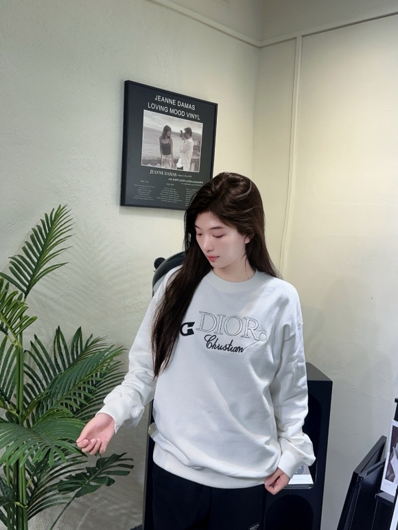 Hoodies & Sweatshirts