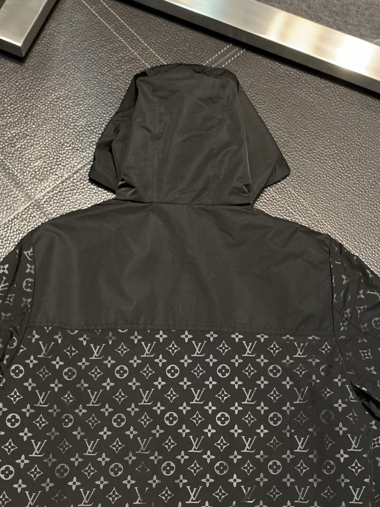 Hoodies & Sweatshirts