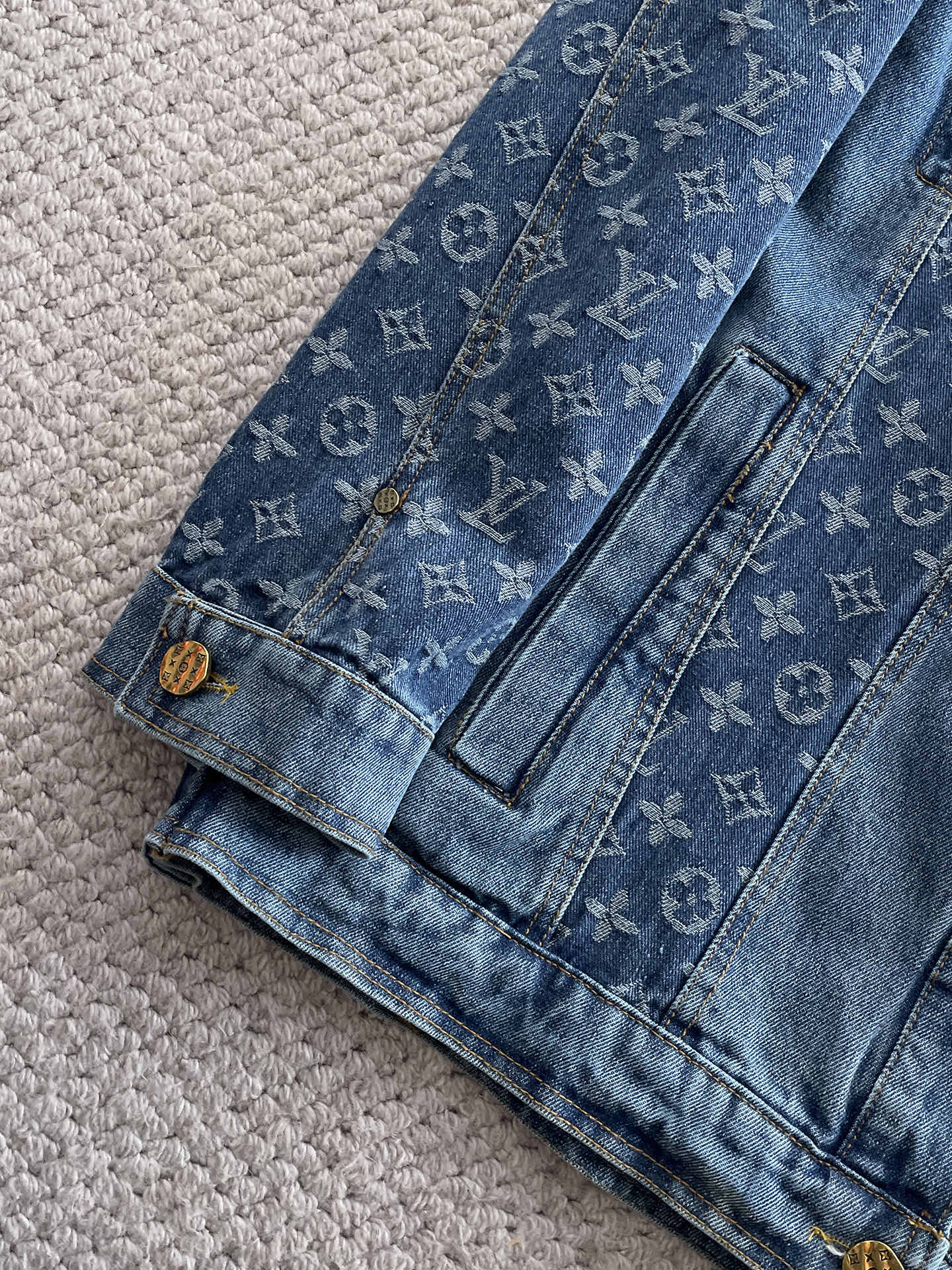 Hoodies & Sweatshirts