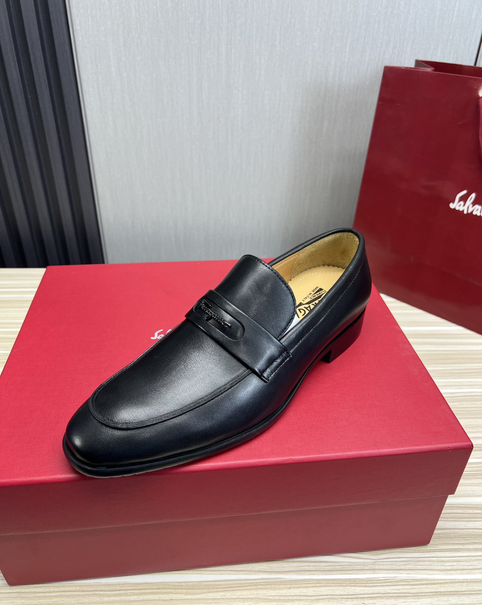 FerragamoSHOES