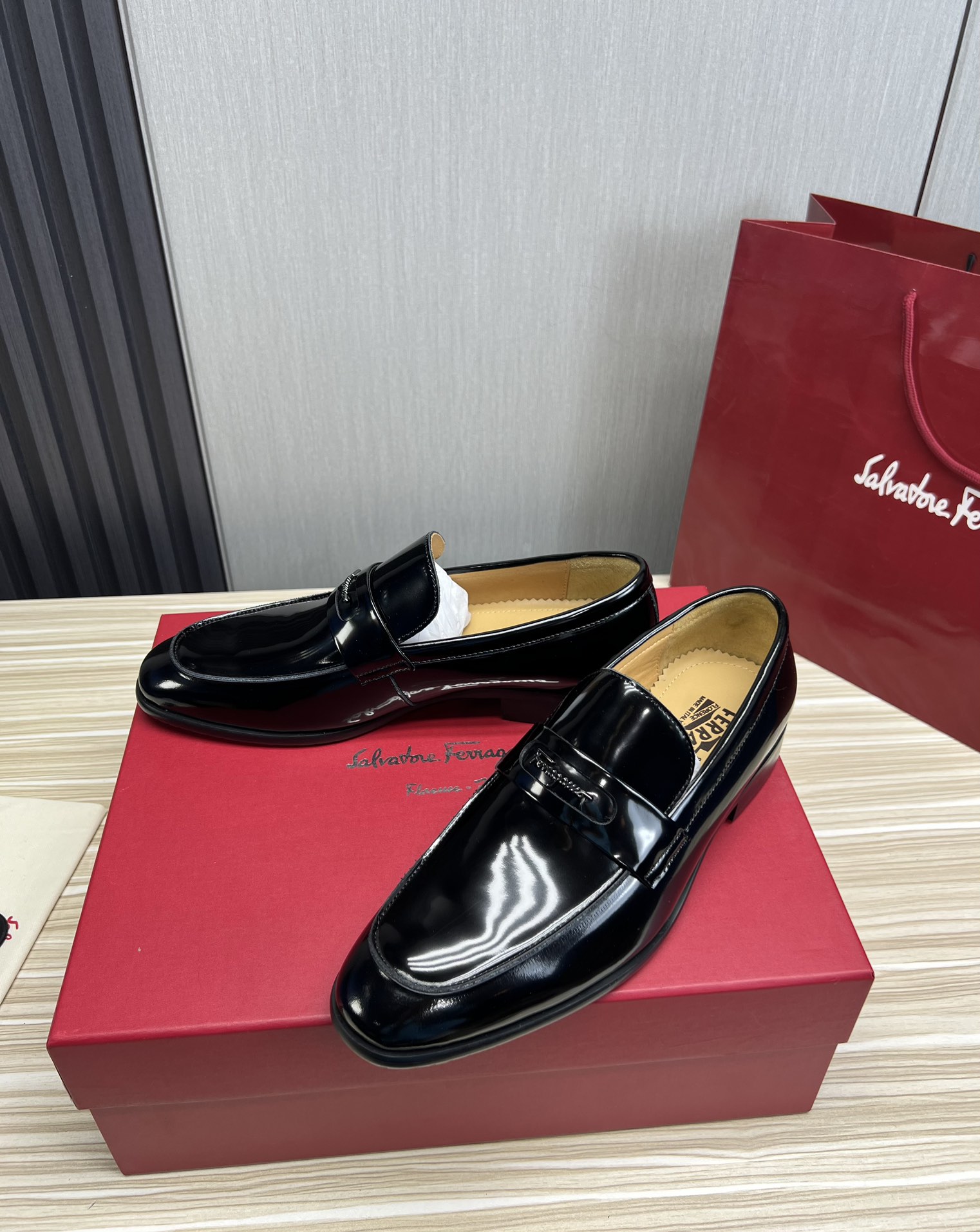FerragamoSHOES