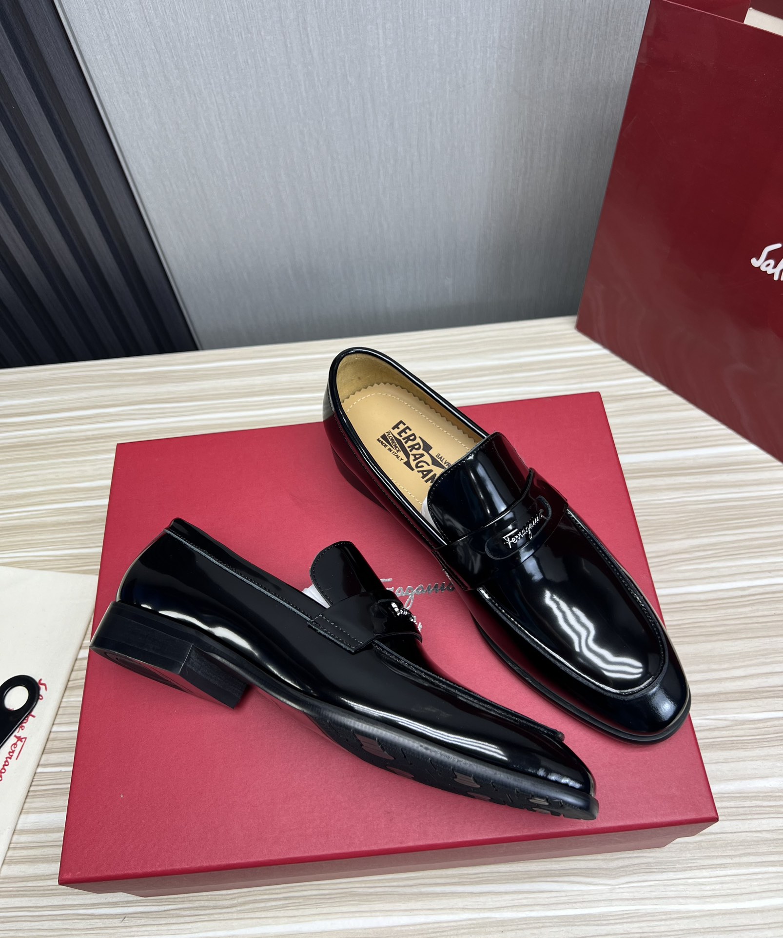 FerragamoSHOES