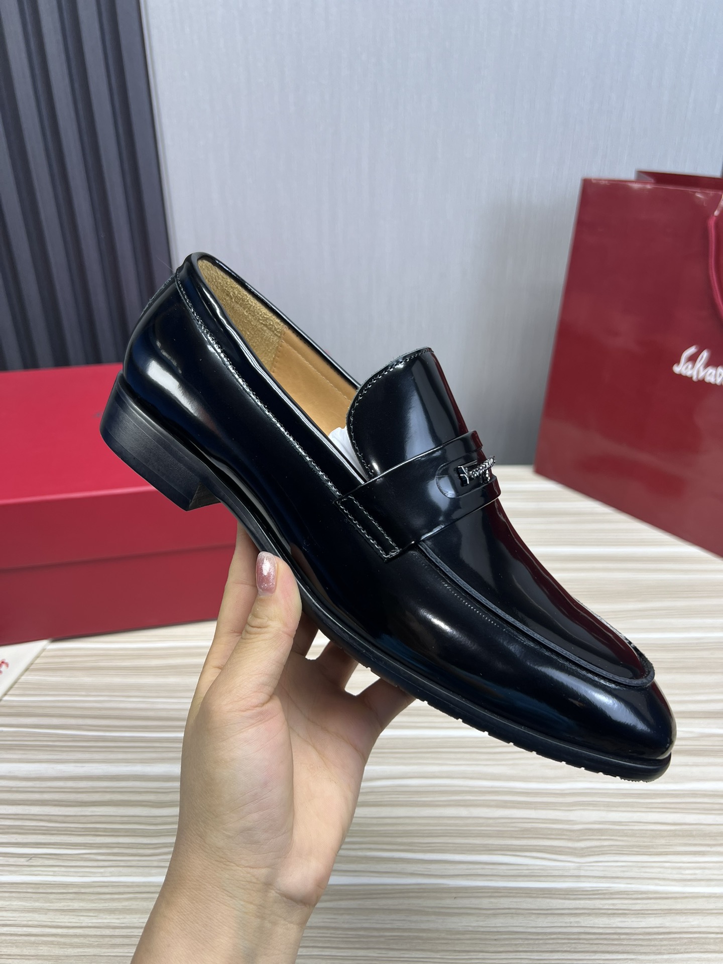 FerragamoSHOES