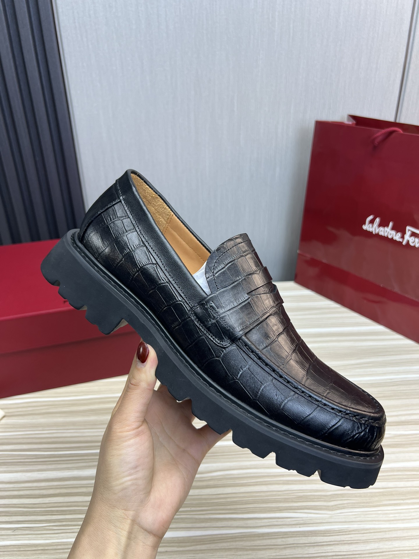 FerragamoSHOES
