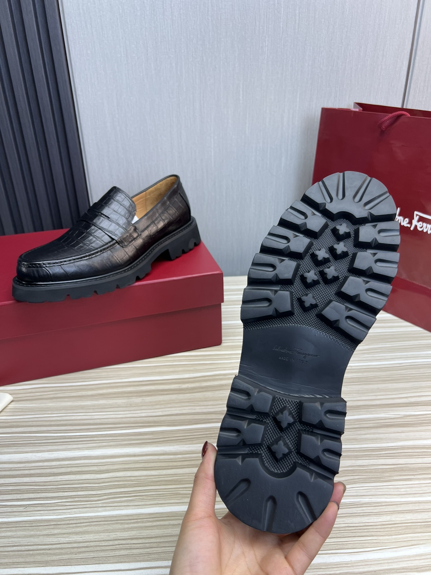 FerragamoSHOES