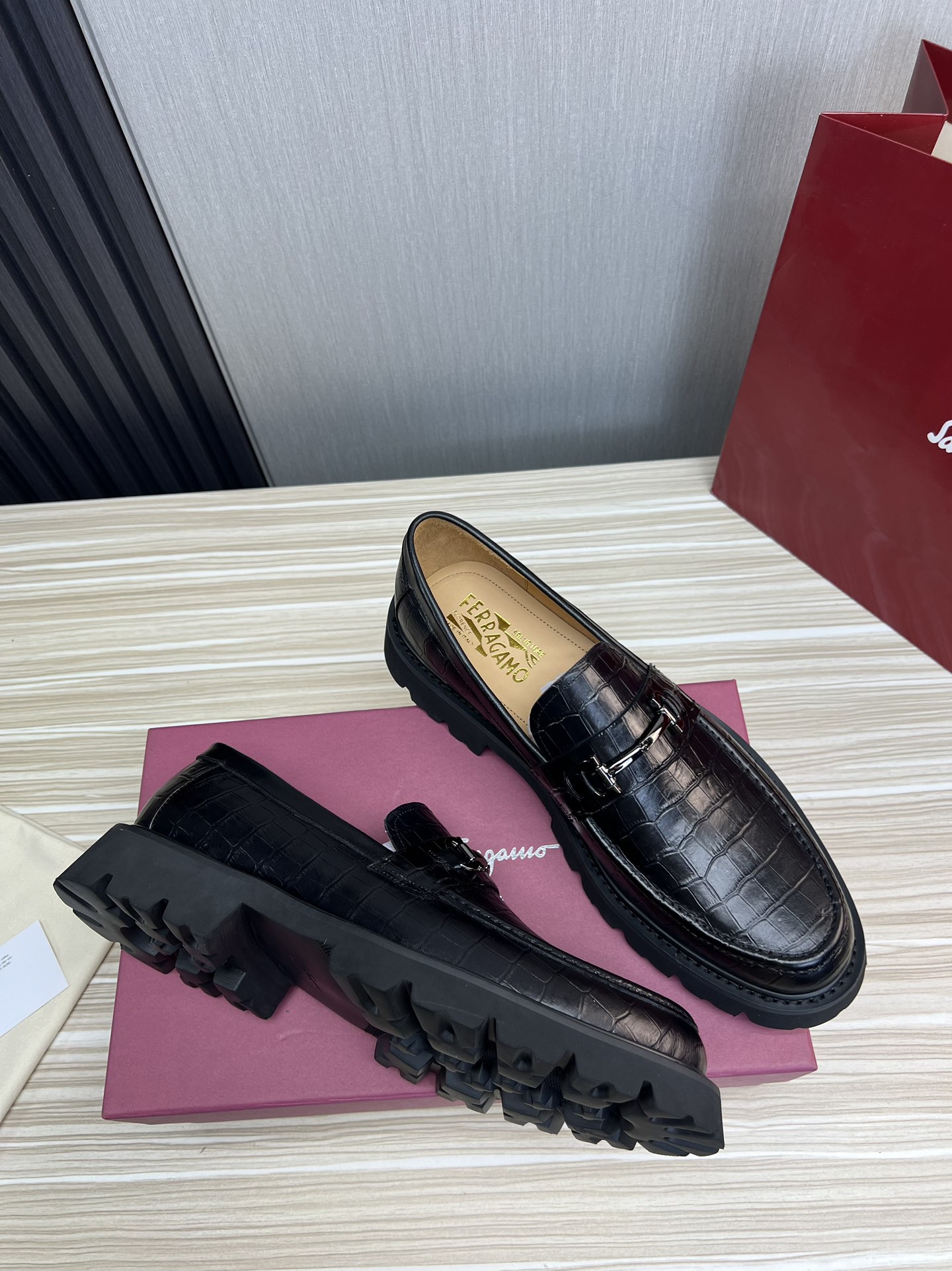 FerragamoSHOES