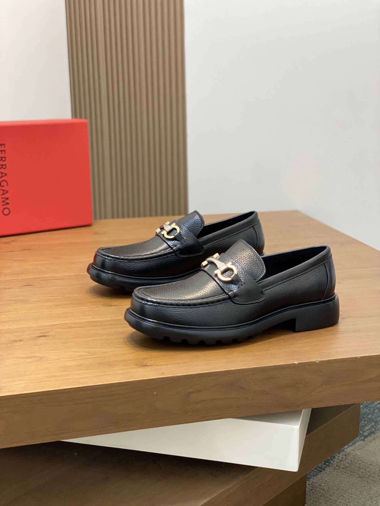 FerragamoSHOES