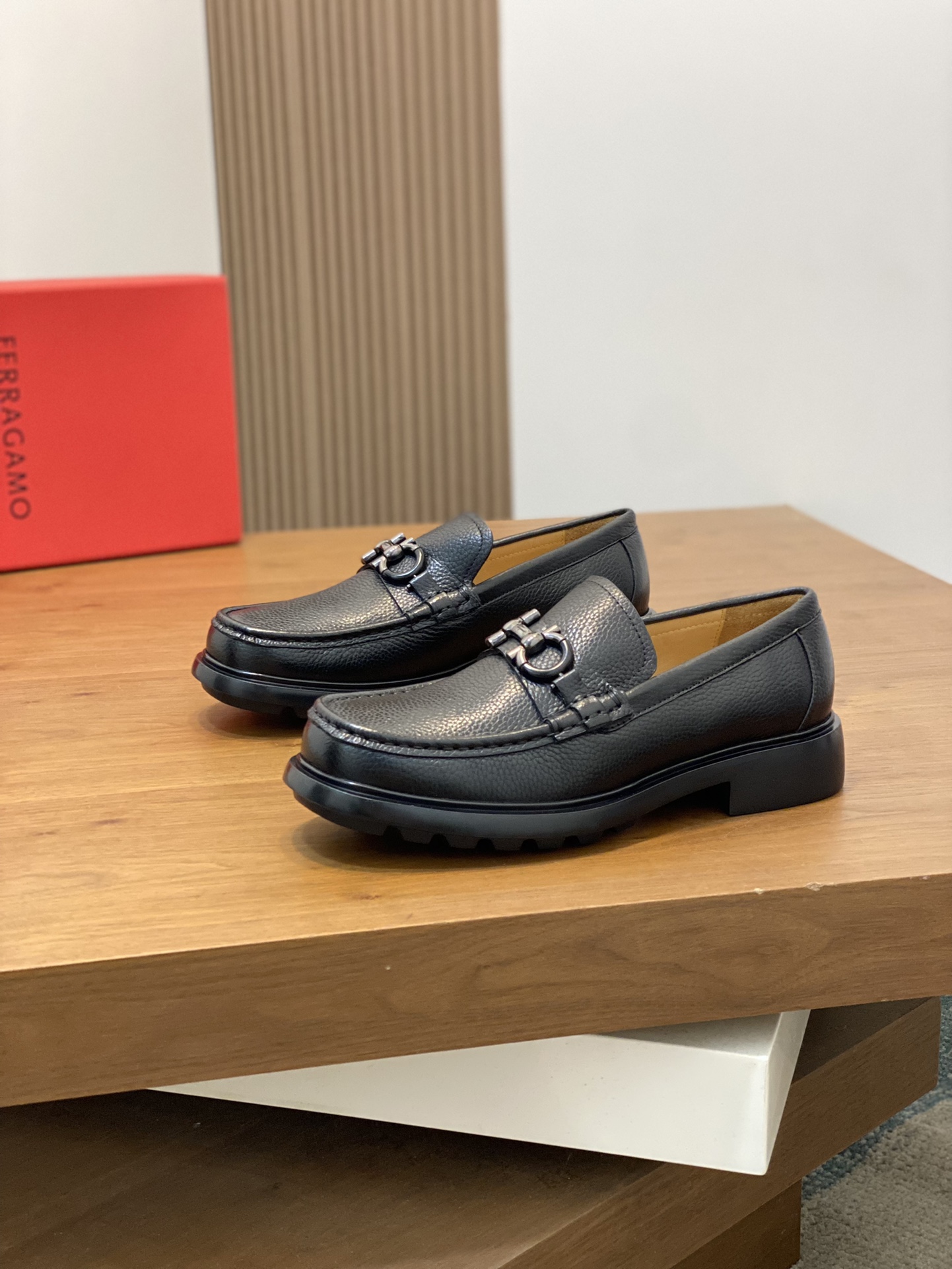 FerragamoSHOES