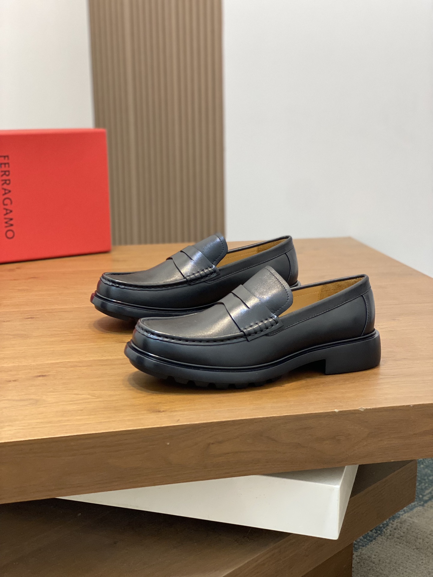 FerragamoSHOES