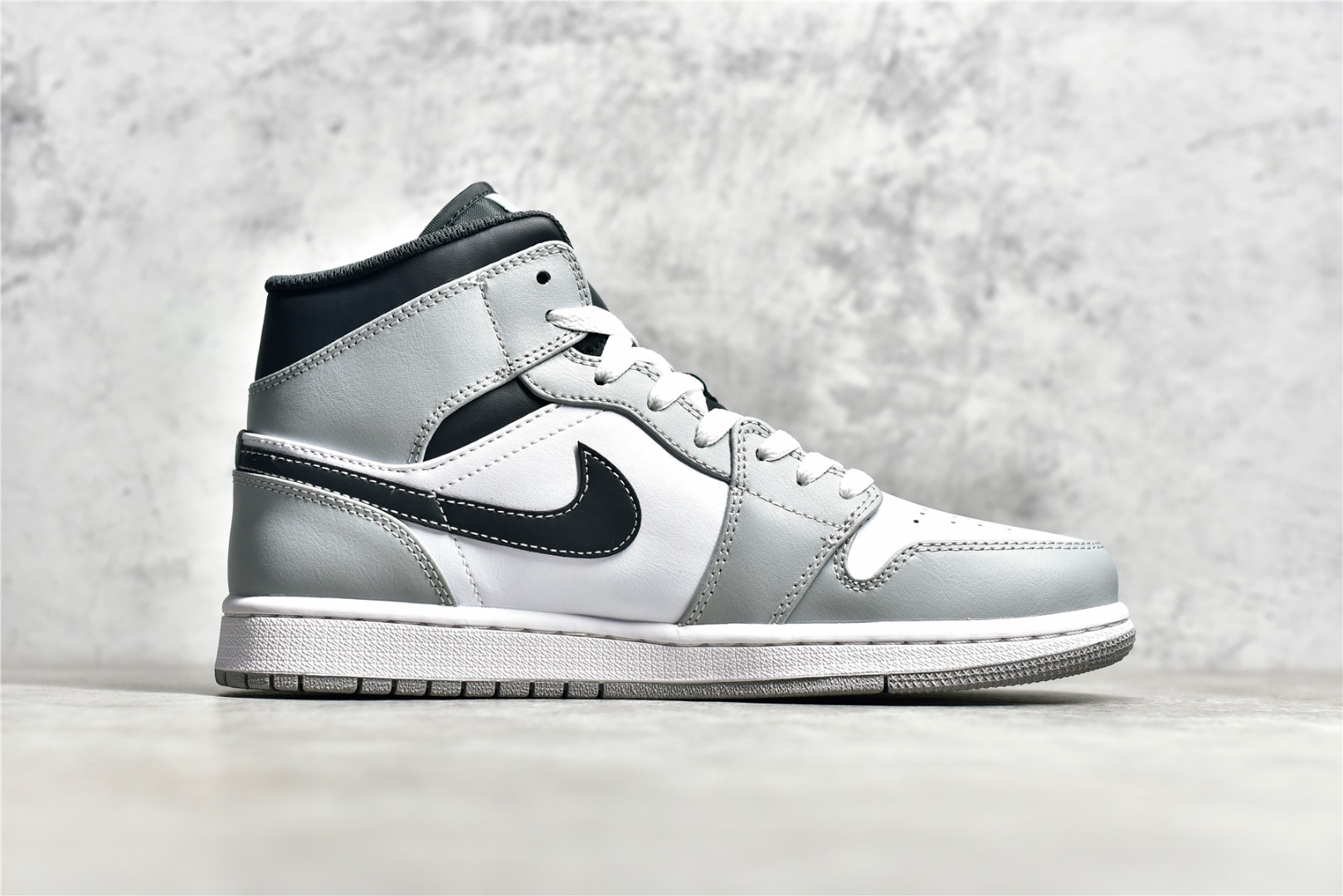 AirJordan1MidSHOES
