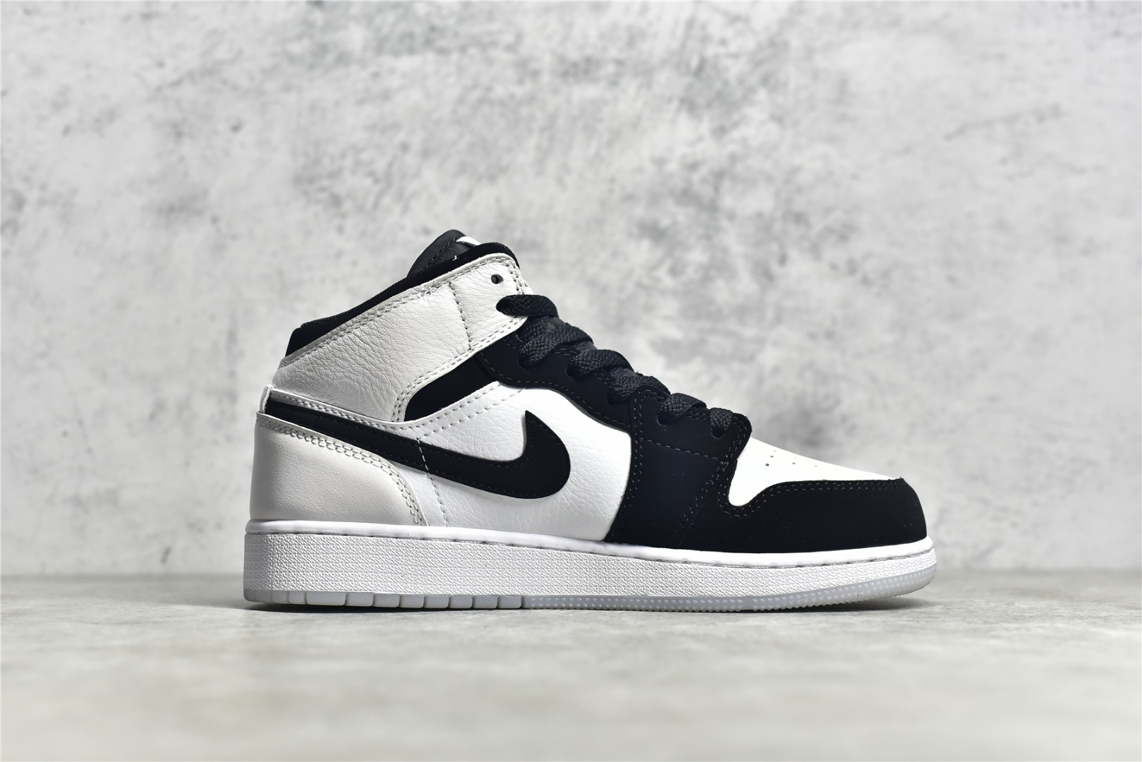 AirJordan1MidSHOES