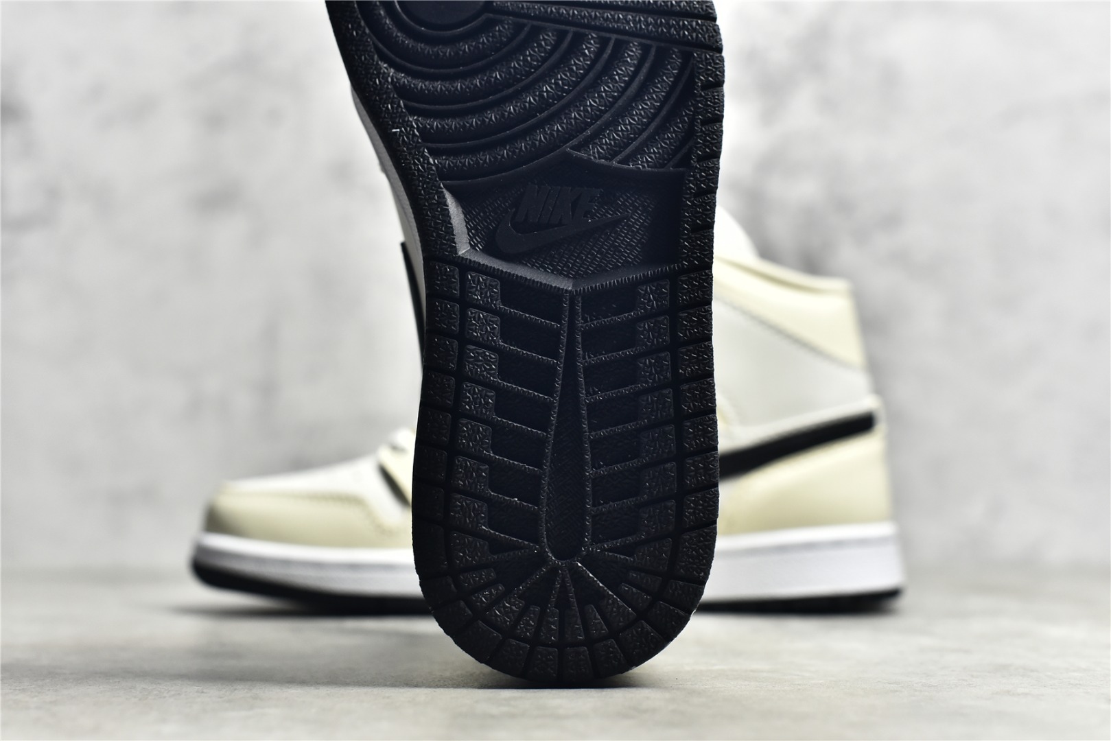 AirJordan1MidSHOES